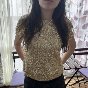 Glitter/Paljett T-Shirt - Super söt t-shirt med plajetter, går att styla till festliga tillfällen eller bara för att ha dagligen till skolan eller på middag 🤍🤍  