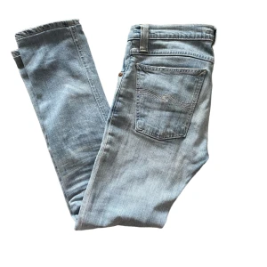 Nudie jeans - Säljer dessa feta nudie jeansen i mycket gott skick. Storleken bör passa dig runt 160- 170.Nypris runt 1100