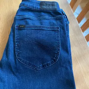 Lee- jeans modell scarlett. Smal modell med innerbenslängd ca 67. W28. Tunna sköna jeans.