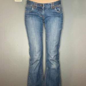 Sååå fina Lågmidjade jeans, tyvärr passar de ej mig. ❤️  400kr+frakt  