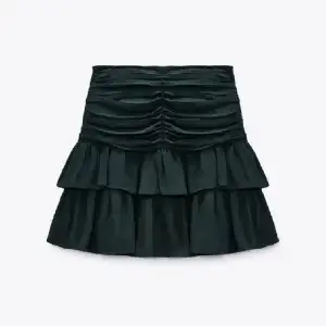 Säljer nu denna otroligt snygga mörkgröna kjol från zara! Fint skick!😍nypris:399