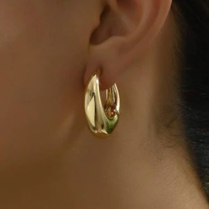 Guld örhängen - Säljer dessa oanvända örhängen på grund av att de inte passade mig riktigt. Måtten på örhängena syns på den tredje bilden. Köpta från H&M.