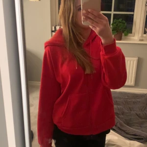 Röd ziphoodie - Säljer min fina röda ziphoodie då jag inte använder den längre. Knappast använd så i mycket bra skick. Den är anska stor i storleken vilket kan vara snyggt. Pris kan diskuteras❗️❤️❤️
