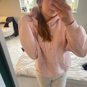 Rosa hoodie  - Säljer min jättesöta ljusrosa hoodie från bikbok då den inte används längre🩷den är i storlek xs men känns lite större. Bra skick, använd fåtal gånger! Jag köpte den för 399 och säljer för 200💕💕