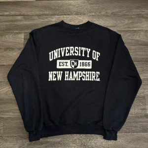Champion UNI Of New Hampshire Sweatshirt  - Snygg College sweatshirt ifrån Champion i storlek S! Bara att skriva om du undrar över något🙏