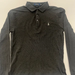 Polo Ralph Lauren långärmad piké - Långärmad Ralph Lauren Piké i grå, storlek M. Säljer eftersom den blivit för liten. Nypris 1300kr. Det är bara skriva vid frågor.