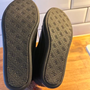 Stövletter  - Stövletter GUESS i toppskick, stl 38 men passar även 39. 