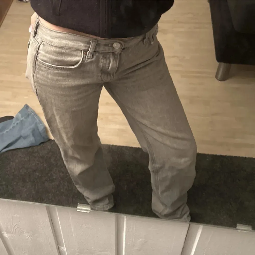 Säljer mina gråa jeans från Gina De är i bra skick och ser nya ut Nypris 600kr💗. Jeans & Byxor.