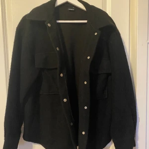 Svart jacka  - En super fin jacka som passar till både höst och vår. Den är köpt för ungefär 2 år sedan (minns ej pris) från Gina tricot. Jackan är i god skick men den lilla snodden man hänger upp jackan med har gått sönder. 