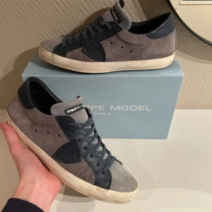 Philippe model  - Säljer ett par Philippe model skor i väldigt fint skick, bara mockan som är lite skitig men skorna tvättas innan dom skickas. Just denna färgen säljs inte längre. Pris kan diskuteras  