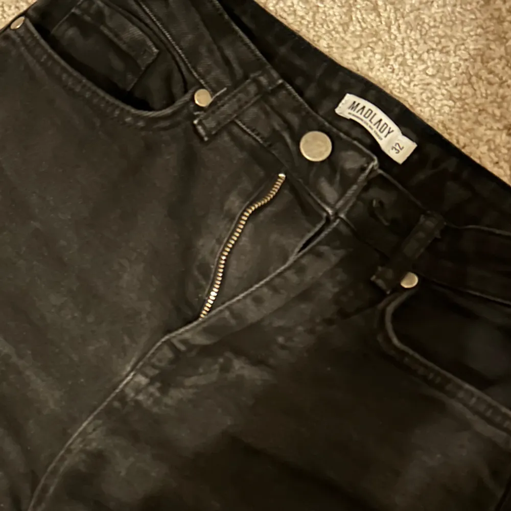 Svarta jeans från madlady. Storlek 32, längd - normal. Passar även 34/liten 36 Sparsamt använda. Lite urtvättade på vissa delar, men det ger en snygg mörkgrå färg. Nypris: 649. Jeans & Byxor.