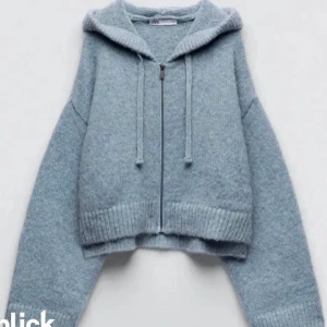 Eftertraktad stickad zip-up från zara!! - Superfin stickad zip-up från zara, inte mycket använd och helt slutsåld!!💓skriv om ni har funderingar!