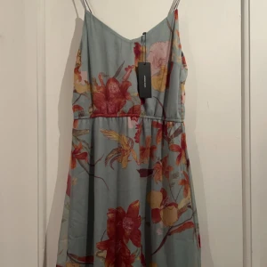 Vero Moda klänning - Ett helt ny superfin och somrig kort klänning. Nypris 250kr. Kontakta mig för mer information!