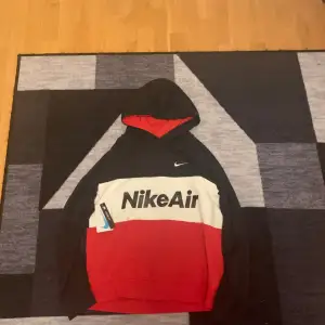 Hej säljer min Nike hoodie aldrig använd