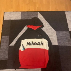 Nike hoodie - Hej säljer min Nike hoodie aldrig använd