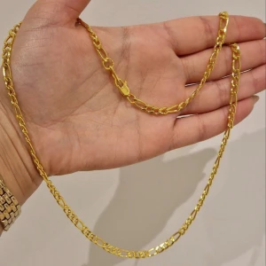 14k guldpläterad kedja - Vackert och klassiskt halsband i modellen Figaro, 14k guldpläterad. Skick: som nytt. Glansigt och fint.