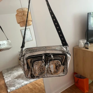 Silver väska - Säljer denna silver väska som är använd få gånger. I skick som ny💕