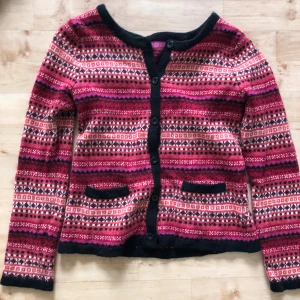 Stickad kofta - En jätte fin stickad kofta i bra skick köpt från indiska, kontakta gärna innan köp:)