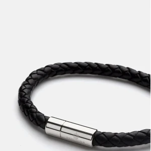 Läderarmband Skultuna - Superfint läderarmband, nypris 800kr. Jag säljer för 500kr +frakt, men pris går att diskuteras. Läderarmbandet är 19 cm