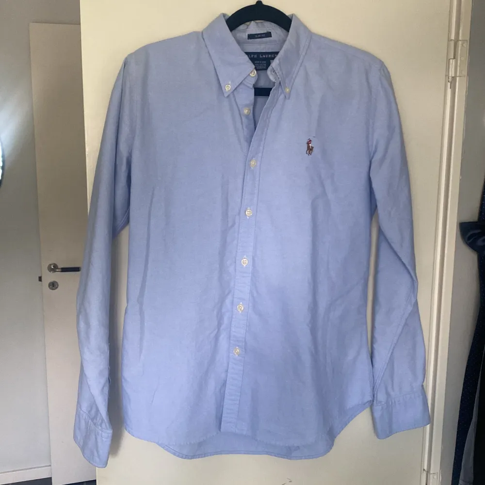 Säljer min väldigt fina skjorta från Ralph Lauren som är perfekt nu till sommaren. Den är i väldigt bra skick, 8/10. Säljer den eftersom att den var för liten för mig och jag är 182 ungefär.. Skjortor.