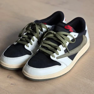 Travis scott air jordan 1 low olives - Använda sällan, röda, vita och svarta laces följer med. Pris kan diskuteras