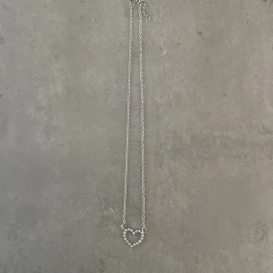 Hjärt halsband. - Jättefint halsband, säljer för att jag inte har på mig silver. Har aldrig använt. Pris kan som vanligt diskuteras.💖