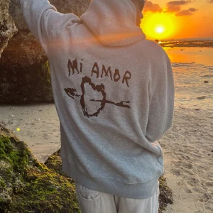 mira paris hoodie - INTRESSEKOLL på min fina och trendiga mira paris hoodie! Bra skick och nypris 1743kr❤️ Kan gå ner i pris vid snabbt köp