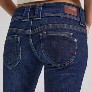 Pepe jeans - nyskick, använda två ggr, nypris 1095 säljer endast då jag har likadana, dom är lågmidjade och sitter bra i längden på mig som är 165 