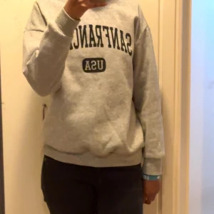 Grå hoodie - Använd men inga spår av defekter. Storlek S men passar också Xs.🤍