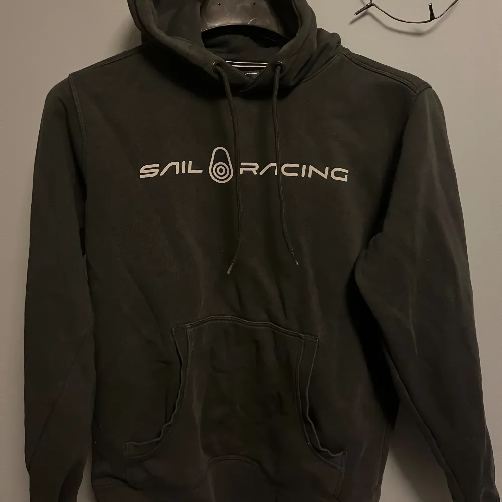 hej, säljer nu min sail racing hoodie i hyfsat bra skick, då den inte kommer till användning, Storlek smal.  Nypris 1000kr. Hoodies.