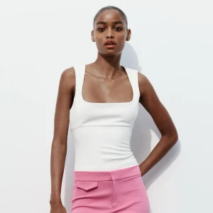 Zara liknade topp - Säljer en helt ny topp som är precis som den från zara✨Etiketten är kvar och är endast testad💗 Skriv om ni har frågor eller vill ha fler bilder! 