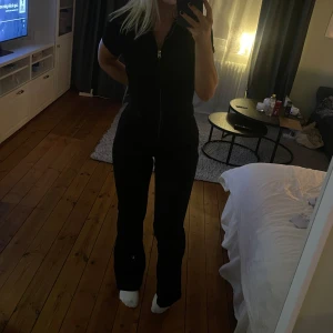 Byx dress - Garderobs-rensning! Säljer min fina byxdress där jeansen är utsvängda nedtill. Sitter väldigt bra i midjan så man får en bra ”figur”, fina detaljer och väldigt stretchigt tyg! 