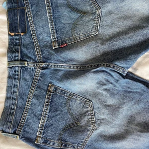 Lågmidjade / Low Waisted Jeans 💋  - Lågmidjade utsvängda jeans från Levi’s. Lappen är tyvärr bortdragen på baksidan men de är äkta. Inga övriga skavanker men använda. 💋