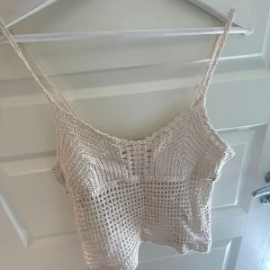 Stickat linne - Så himla fin stockad topp perfekt till att ha exempelvis över en bikini på stranden. 