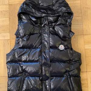 Säljer en helt ny och oanvänd moncler väst. Pris kan diskuteras vid snabbaffär.