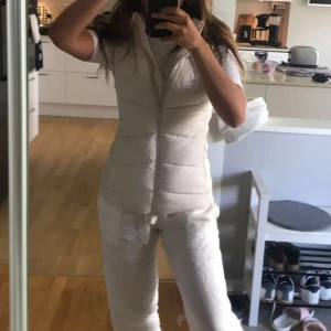 Vit tajt väst - Vit tajt väst ifrån zara som är sparsamt använd!😍