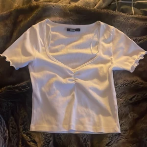 Vit topp - Nästa oanvänden  Fin passform Storlek :L  men sitter som en liten M 