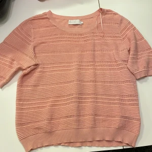 rosa tröja - jag säljer denna rosa gulliga topp från stockh lm i stl S!💕 Jag säljer denna pga av att jag inte har användning för den! Hör av er för mer info!❤️