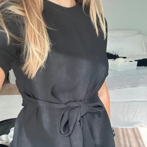 Knyt blus - Hej! Säljer denna super fina blusen då den ej passade mig. Lånade bilder ifrån förra ägaren. Inga defekter! Storlek s-m men liten i storleken ❤️