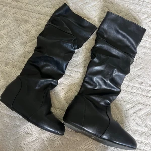 Svarta boots - Jätte snygga svarta boots utan klack. Inköpt för ca 2 år sedan använd 1 gång. Köpt för ca 500kr.