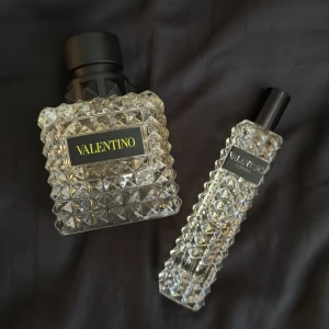 Valentino Donna 50ml + travelsize  - Använd några gånger men nästa full 90% kvar. 50ml edp+ 15ml travelsize edp. Ordinarie pris:1400kr för 50ml 