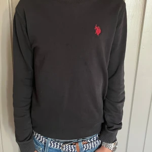 Polo tröja  - Hej säljer en tvär fett polo tröja som är i 9/10 i skick den säljs för 500 kr. Mvh Noah. Skriv för fler frågor 