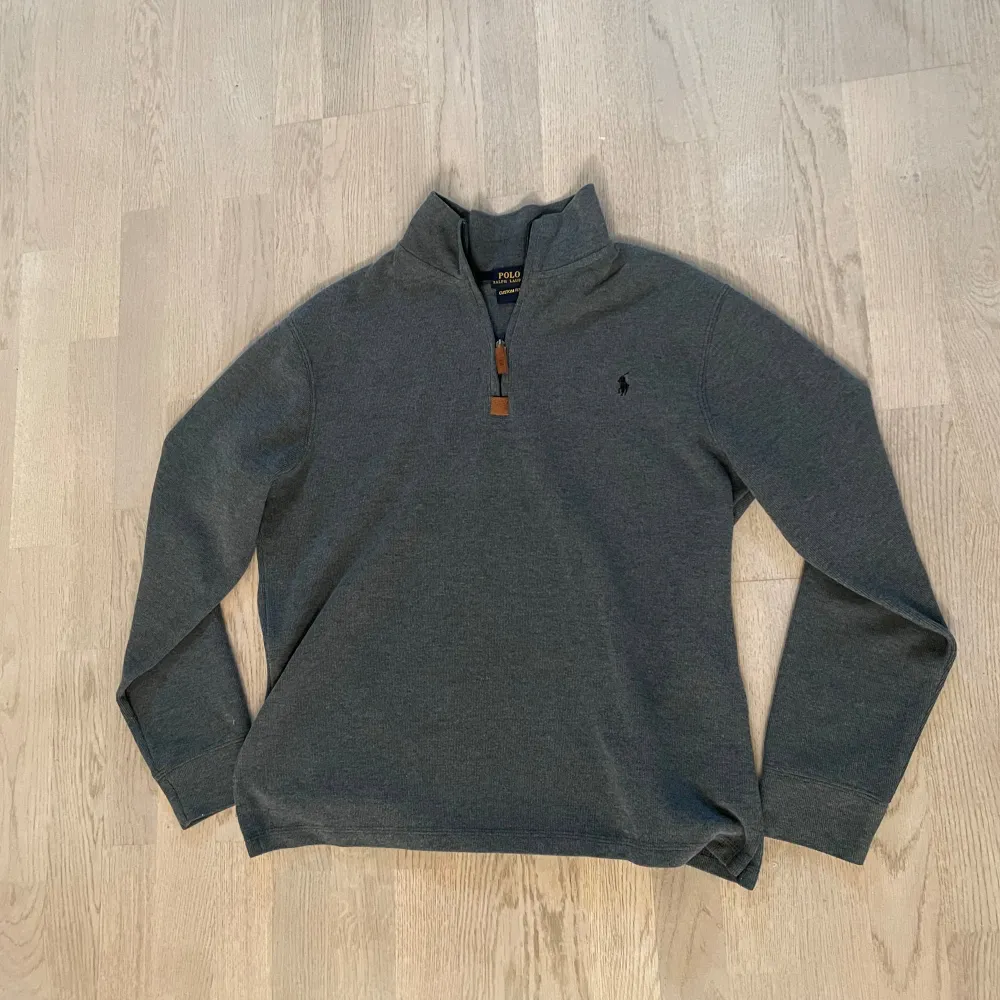 Hej! Jag säljer min fina half zip från märket Polo Ralph Lauren. Tröjan är i färgen grå och storlek S. Hör av er om ni är intresserade (priset kan diskuteras under en snabb affär🤝). Hoodies.