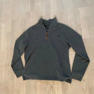 Ralph Lauren half zip - Hej! Jag säljer min fina half zip från märket Polo Ralph Lauren. Tröjan är i färgen grå och storlek S. Hör av er om ni är intresserade (priset kan diskuteras under en snabb affär🤝)
