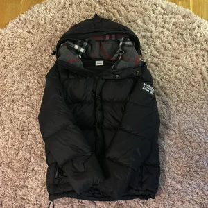 Burberry jacka/väst - En nästintill oanvänd burburry jacka till ett riktigt bra pris storleken är M men går även på mig som i vanliga fall har S i storlek, vid fler frågor är det bara att skriva.