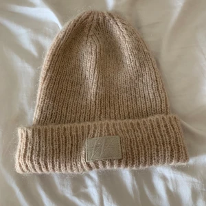 Mössa från Carin Wester - Säljer denna beiga mössan från Carin Wester som är i bra skick!
