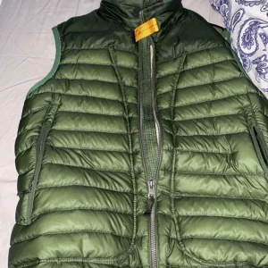 PJS väst (parajumpers) - Mått: Passar både XS och S. Nypris: 3899kr Skick: Den är som nu förutom ett litet  hål på vänster framsida (går att laga) Stil: Det är en grön väst som passar både orten stilen och grisch.