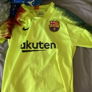Messi tröja och shorts - Storlek 164 bra skick gammal tröja inte använd bara legat hemma så tänkte sälja den köpt i Spanien i barcelonas butik pris kan diskuteras 
