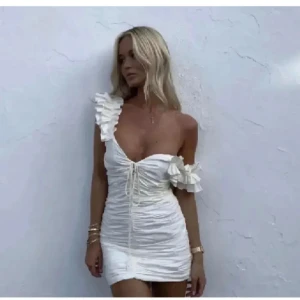 Klänning - Supersnygg vit klänning från zara som inte kommer till användning längre💗tryck gärna på köp nu💗