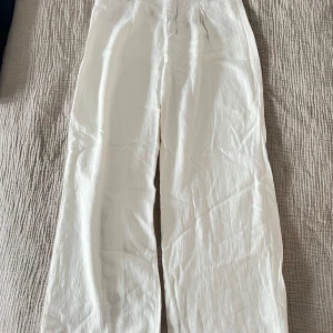 Linnebyxor - Vit/creme färgade, ej genomskinliga. Stor/rak passform med hög midja 